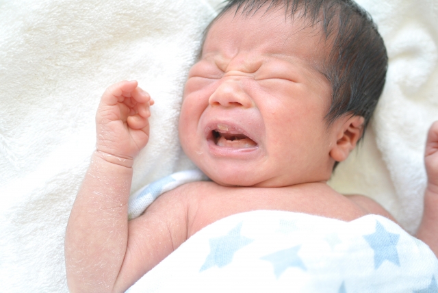 ギャン泣きする新生児