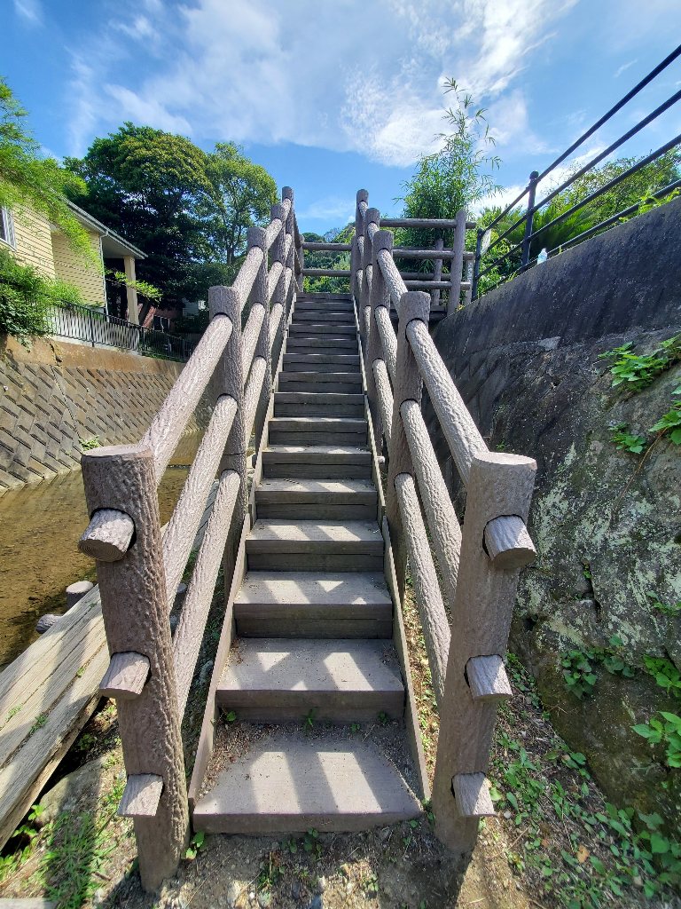 前田川遊歩道の入口の階段