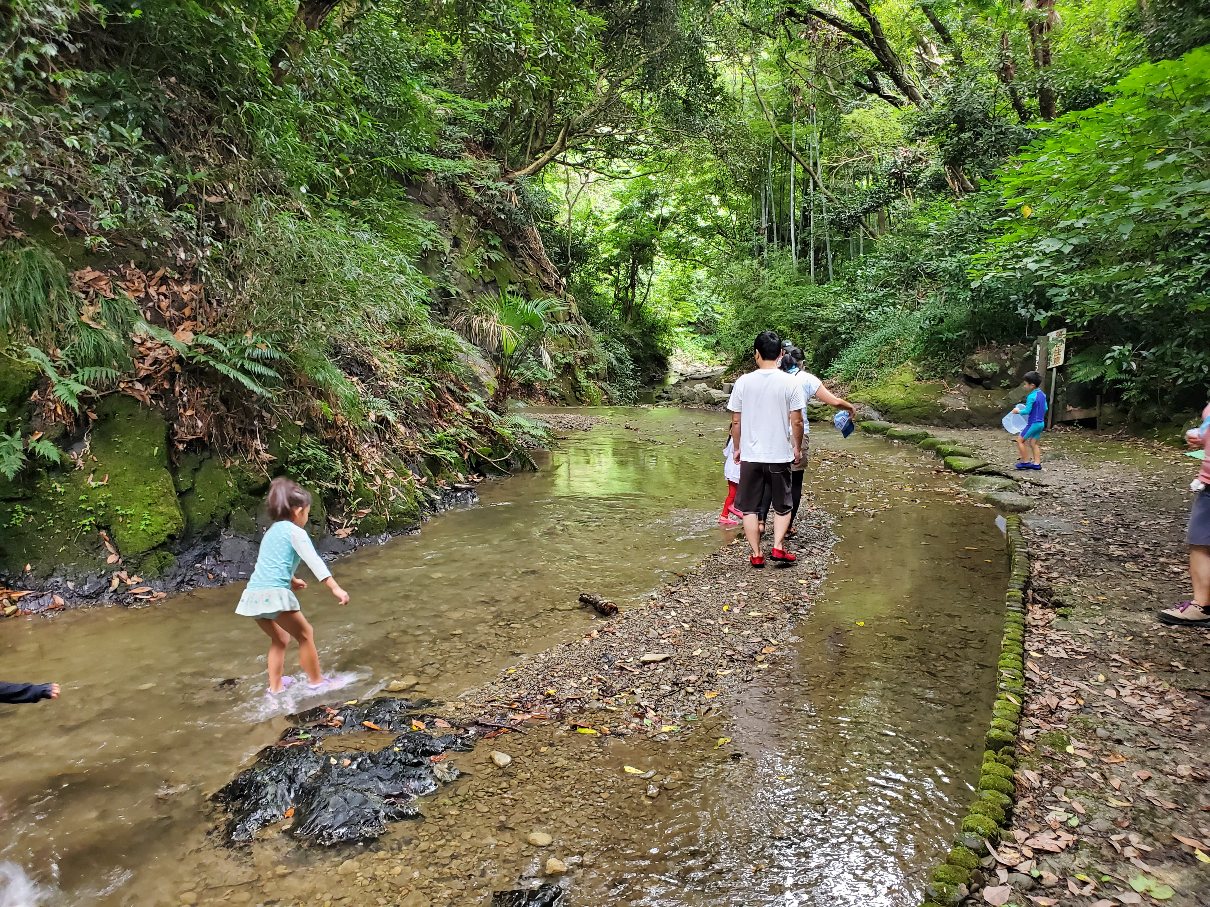 前田川遊歩道の途中の水遊び場