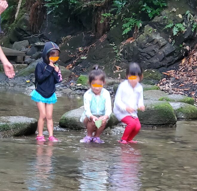 異年齢で川遊びをする子供達