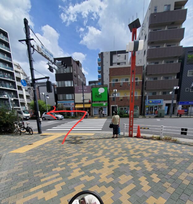 大通りの歩道橋を渡り、左側に進む