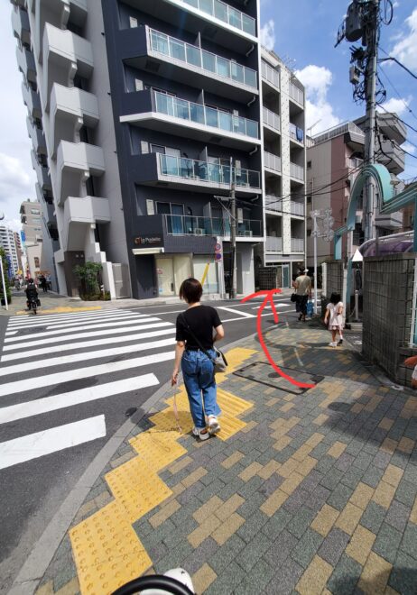 一つ目角を右へ曲がる