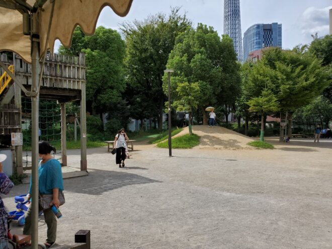 ボール遊びも十分出来る広さの広場