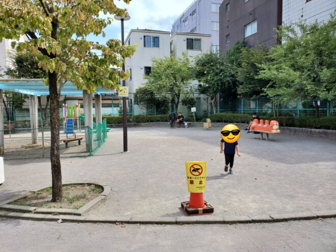 対面には、小さい子向け遊具の公園もあります