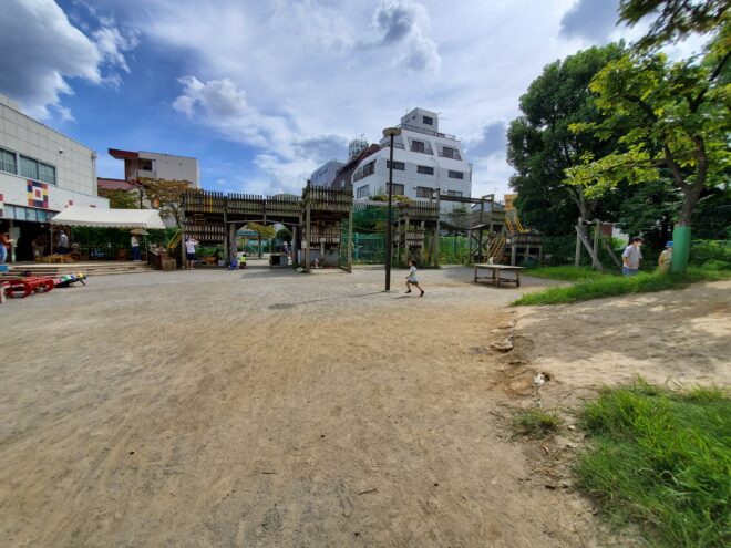 大きな木の遊具、左側は工作体験の建物