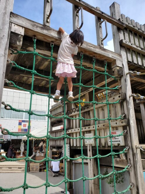 ロープ遊具 垂直なので難易度高い