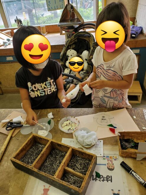 緩衝材で人や、ベットを作成中