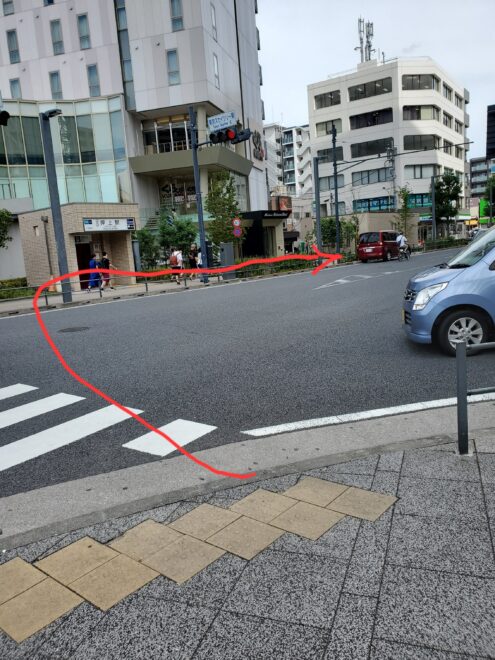 歩道橋を渡り、右へ進む