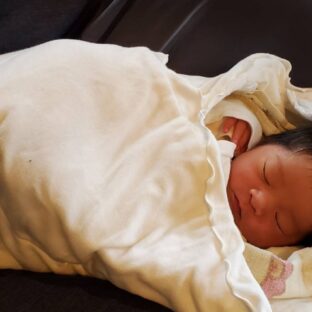 赤ちゃんのおくるみって必要？　メリットは？