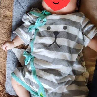 おくるみに巻いた時の赤ちゃんの足の位置、手の位置は？股関節脱臼を起こさない為のポイント