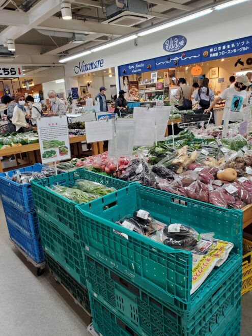 品ぞろえ豊富な時間帯の陳列棚