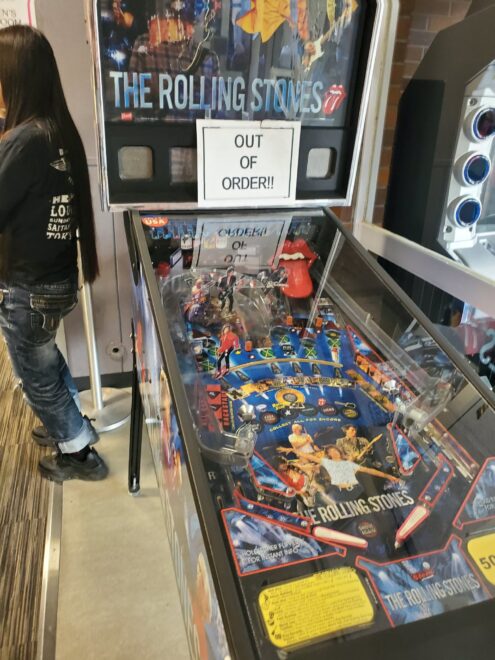 横須賀米軍基地のボーリング場内部のゲーム機