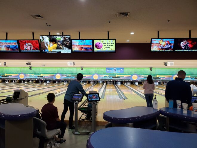 横須賀米軍基地のボーリング場内部