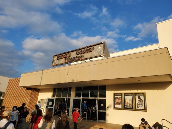 横須賀米軍基地の映画館全景
