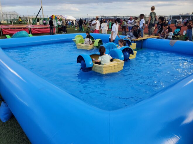 在日米軍横須賀基地フレンドシップデーの足漕ぎボート