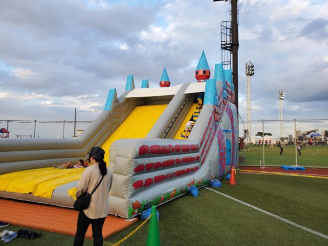 在日米軍横須賀基地フレンドシップデーのビッグキャッスルスライダー