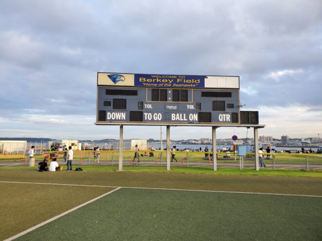 横須賀米軍基地内のアメフト場のスコアボード