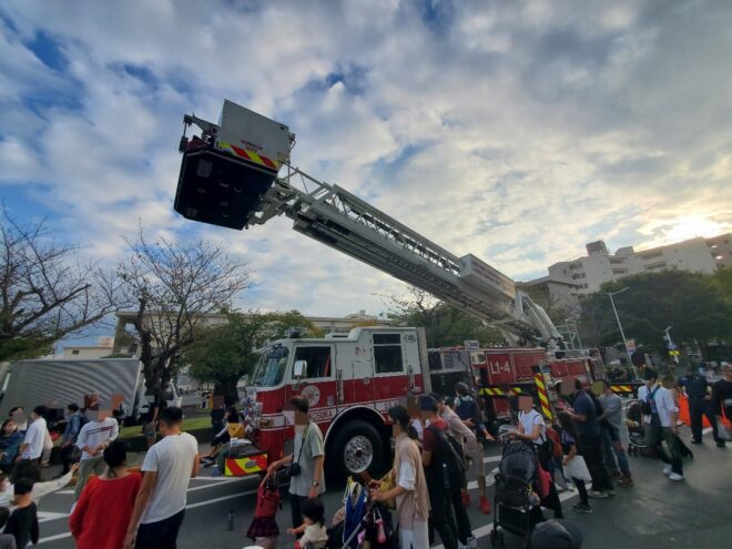 在日米軍横須賀基地の消防はしご車