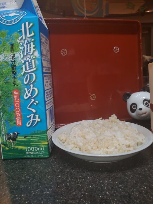 平盛の白米の隣に牛乳パック1L