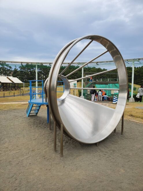 ライトをイメージさせる様なユニークな滑り台