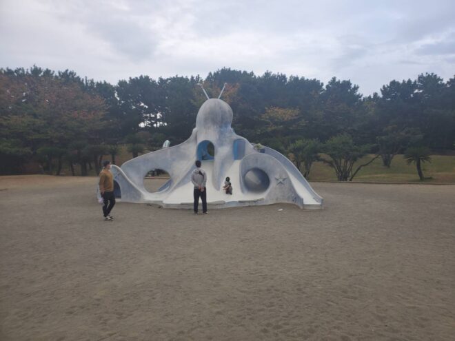 宇宙人？たこ？ユニークな滑り台