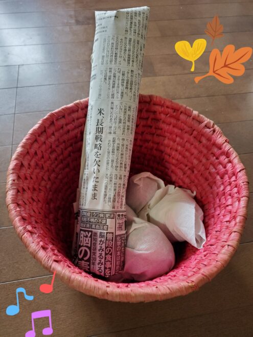 ごぼうを籠に入れて立てて常温保存&キッチンペーパーで巻いた里芋