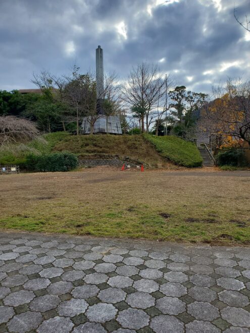 役場側から見た花ノ木公園(慰霊塔)