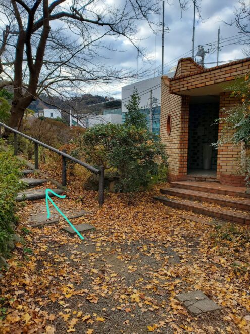 花ノ木公園へ上がる階段の手前のトイレ