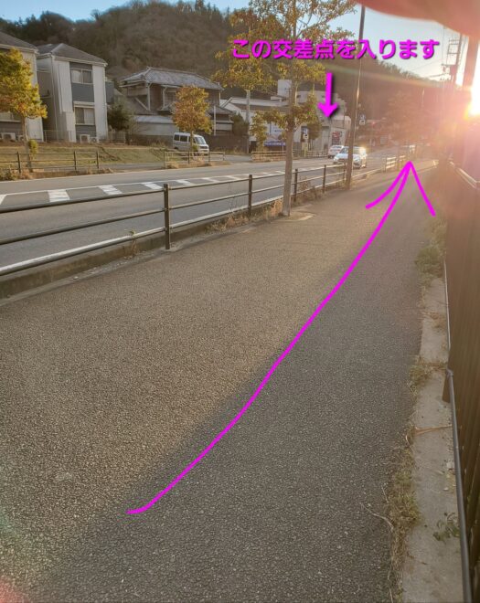 バス停かた川久保交差点へ向かう道