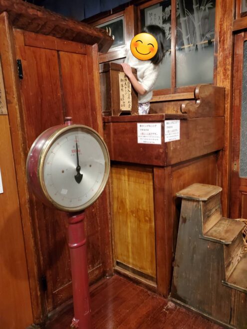 お風呂屋さんの番台１