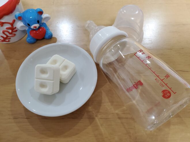 哺乳瓶と固形ミルク