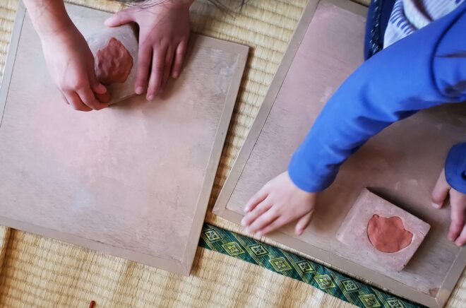 型抜きに粘土を詰めていきます。