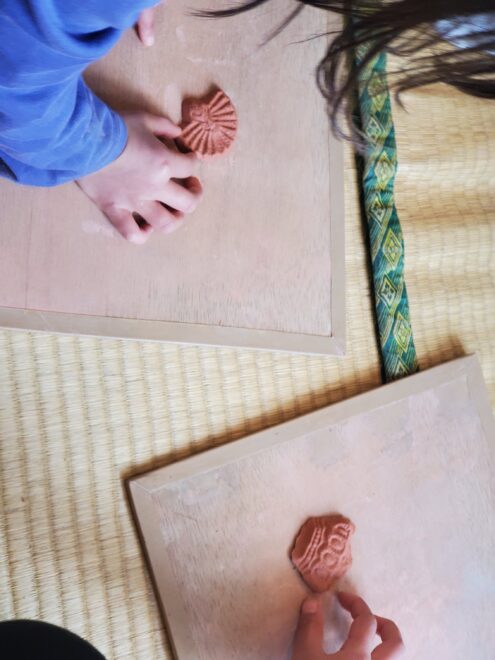 型抜きから粘土を外します。