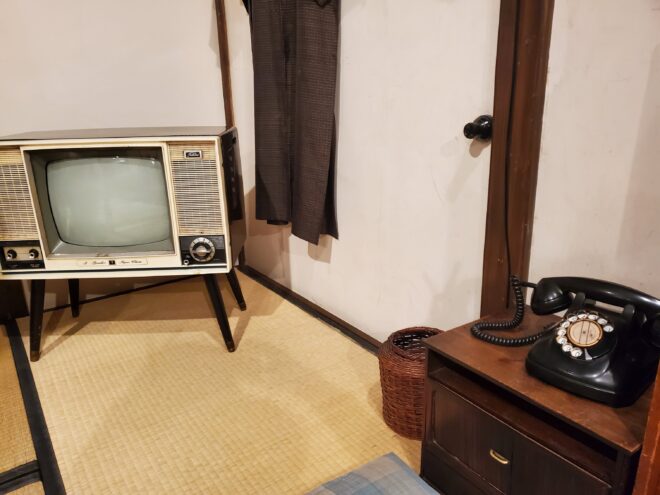 テレビと黒電話